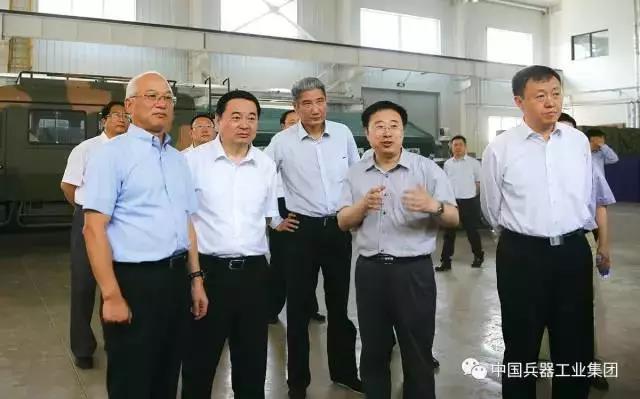5月19日,国资委党委书记郝鹏深入中国兵器工业集团公司所属中国兵器第一研究院调研时强调,要把学习贯彻习近平总书记系列重要讲话精神全面引向深入,认真抓好党建工作责任制落实,全面完成企业改革发展党建工作各项目标任务,以优异成绩迎接党的十九大胜利召开。 ▲国资委党委书记郝鹏(前排左二)在研究所参观调研 郝鹏先后考察了有关国防科技重点实验室、平台研发中心和兵器工业集团综合展厅,认真听取产品介绍,仔细观看产品演示,并和企业相关负责同志进行深入交流。在听取兵器工业集团党组关于企业改革发展党建工作情况的汇报后,郝鹏指出,长期以来兵器工业集团大力弘扬人民兵工精神,坚持把抓好军品科研生产摆在首要位置,艰苦创业,开拓创新,为我国国防现代化建设作出了重要贡献;全体干部职工迎难而上、奋力拼博,实现了经济效益持续稳定增长,为国民经济建设、中央企业稳增长作出了突出贡献;始终把创新作为引领发展的第一动力,创新驱动取得明显成效,企业核心竞争力不断提升;始终把坚持党的领导、加强党的建设,贯彻全面从严治党要求作为重大政治任务,推动党的建设得到切实加强,为深化改革发展提供了坚强保障。 郝鹏强调,今年我们党要召开第十九次全国代表大会,这是党和国家政治生活中的一件大事,要紧紧围绕迎接、宣传、贯彻党的十九大,做好企业改革发展党建各项工作。习近平总书记系列重要讲话,是我们党推进伟大事业、伟大工程、伟大斗争的强大思想武器,也是我们推动国企国资改革发展的根本遵循和行动指南。兵器工业集团党组要进一步提高政治站位,旗帜鲜明讲政治,把学习贯彻习近平总书记系列重要讲话精神全面引向深入,不断增强政治意识、大局意识、核心意识、看齐意识,坚决在思想上政治上行动上同以习近平同志为核心的党中央保持高度一致。要扎实推进“两学一做”学习教育常态化制度化,坚持融入日常、抓在经常,努力在“真”学“实”做上深化拓展,注重取得实实在在的效果。 郝鹏要求,兵器工业集团要努力保持生产经营稳中向好的良好势头,继续在瘦身健体提质增效方面下更大功夫,力争超额完成生产经营目标任务。要有底线思维、忧患意识,密切关注形势变化;要坚定不移地深化供给侧结构性改革、强化创新驱动;要持续加强成本管控、把降本增效作为重点目标;要积极参与“一带一路”建设、推动企业国际化经营。集团各级领导人员特别是主要负责同志要亲力亲为抓改革落实,加强督促检查,确保各项重点改革任务落到实处、见到实效。要稳妥有序发展混合所有制经济,不断深化内部体制机制改革,努力营造鼓励改革创新、宽容失败的氛围,最大限度调动干部职工干事创业积极性,激发企业活力。 郝鹏强调指出,要始终不渝坚持党的领导,全面从严加强党的建设,持续狠抓全国国企党建会精神落实落地,力争企业党建工作在十九大召开前取得实质性进展和明显成效。兵器工业集团党组要进一步扛好管党治党责任,以贯彻落实党建工作责任制为抓手,加快建立“述评考用”相结合的工作机制;切实抓好领导班子建设,按照总书记提出的20字标准,从严选拔领导人员特别是一线的领导人员,让优秀人才脱颖而出;持续加强企业基层党组织和党员队伍建设,充分发挥基层党组织战斗堡垒和党员先锋模范作用;大力弘扬“一切献给党”的人民兵工精神,用先进的精神鼓舞人;坚持抓好党风廉政建设和反腐败工作,为企业改革发展营造风清气正的环境。 国资委有关厅局负责同志参加了调研座谈活动。